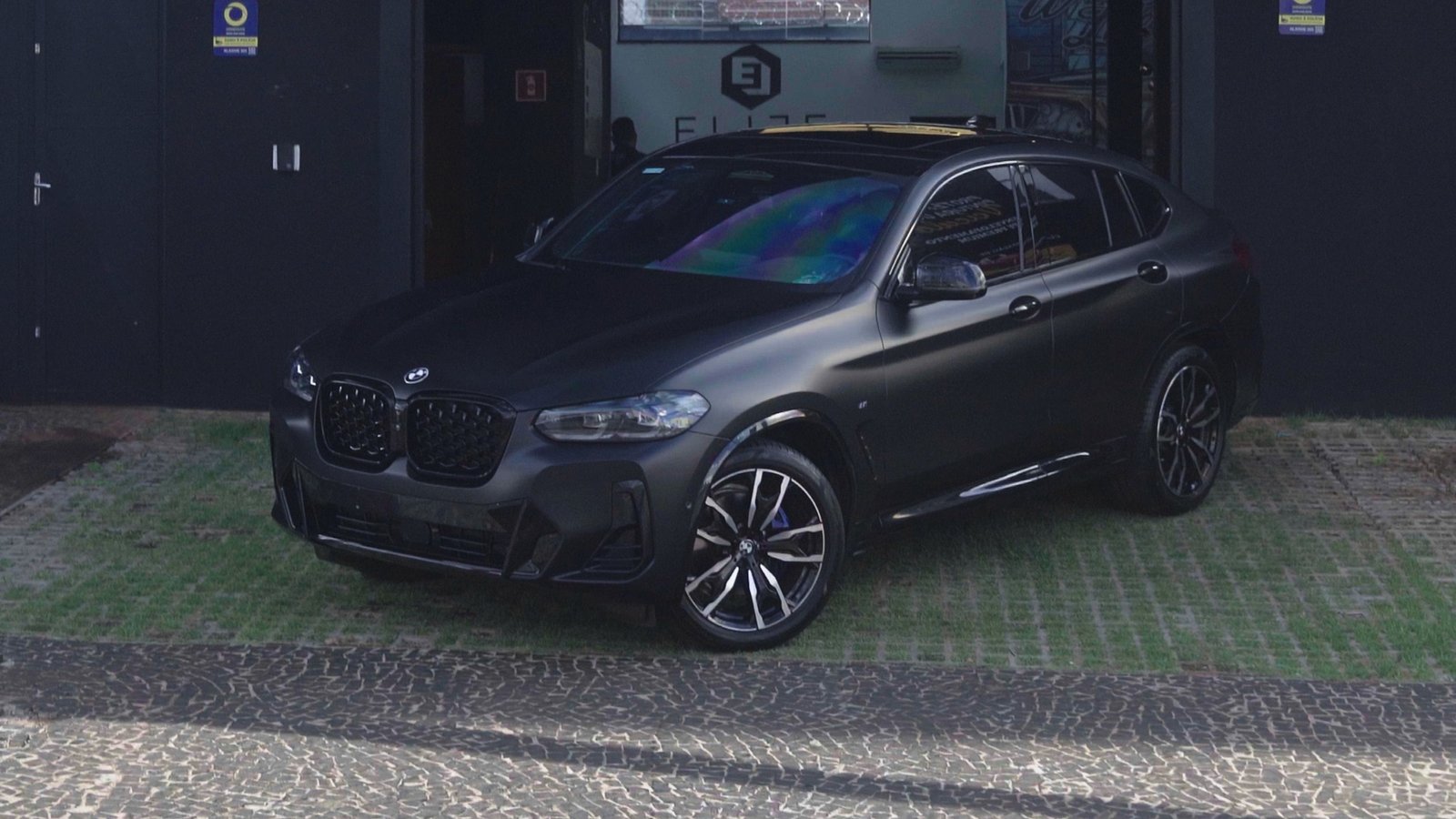 BMW X4 M com insulfilm e acabamento fosco